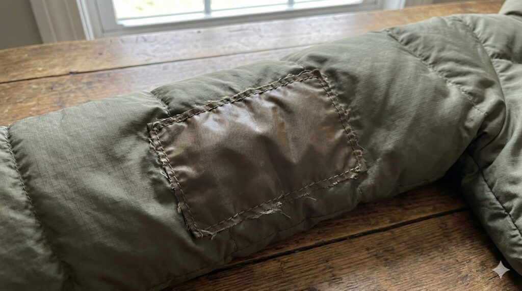 敗れたダウンをナイロンシートで補修